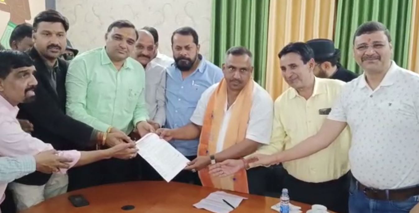 जमशेदपुर : मंडी टैक्स को लेकर शहर में विरोध, मंत्री बन्ना गु्प्ता से मिला सिंहभूम चैंबर ऑफ कॉमर्स  का एक प्रतिनिधिमंडल, सौंपा मांग पत्र