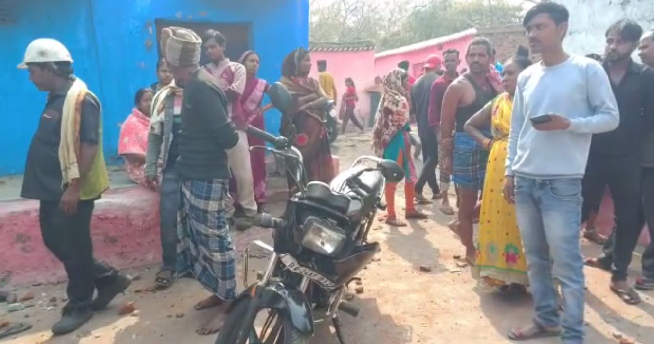 धनबाद : छेड़खानी के मुद्दे को लेकर दो गुटों में जमकर पत्थरबाजी, लोगों के बीच तनाव 