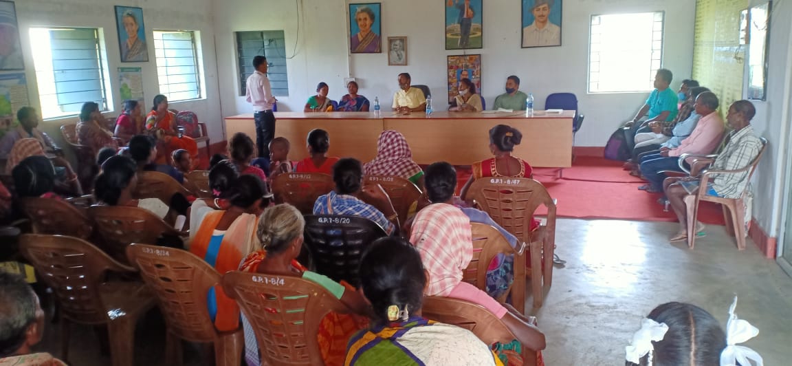 सरायकेला में ग्रामीणों को मिला नया जॉब कॉर्ड