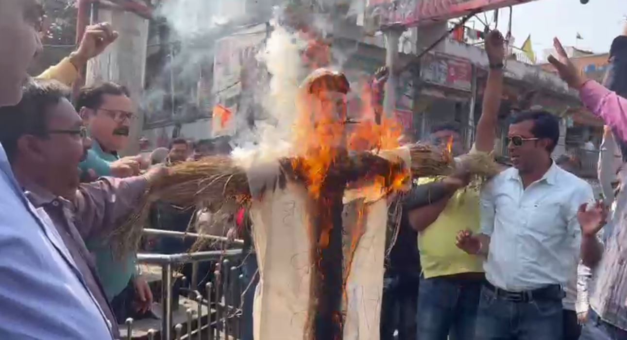 मंडी टैक्स को लेकर हजारीबाग में विरोध,  कृषि मंत्री बादल पत्रलेख का जलाया पुतला