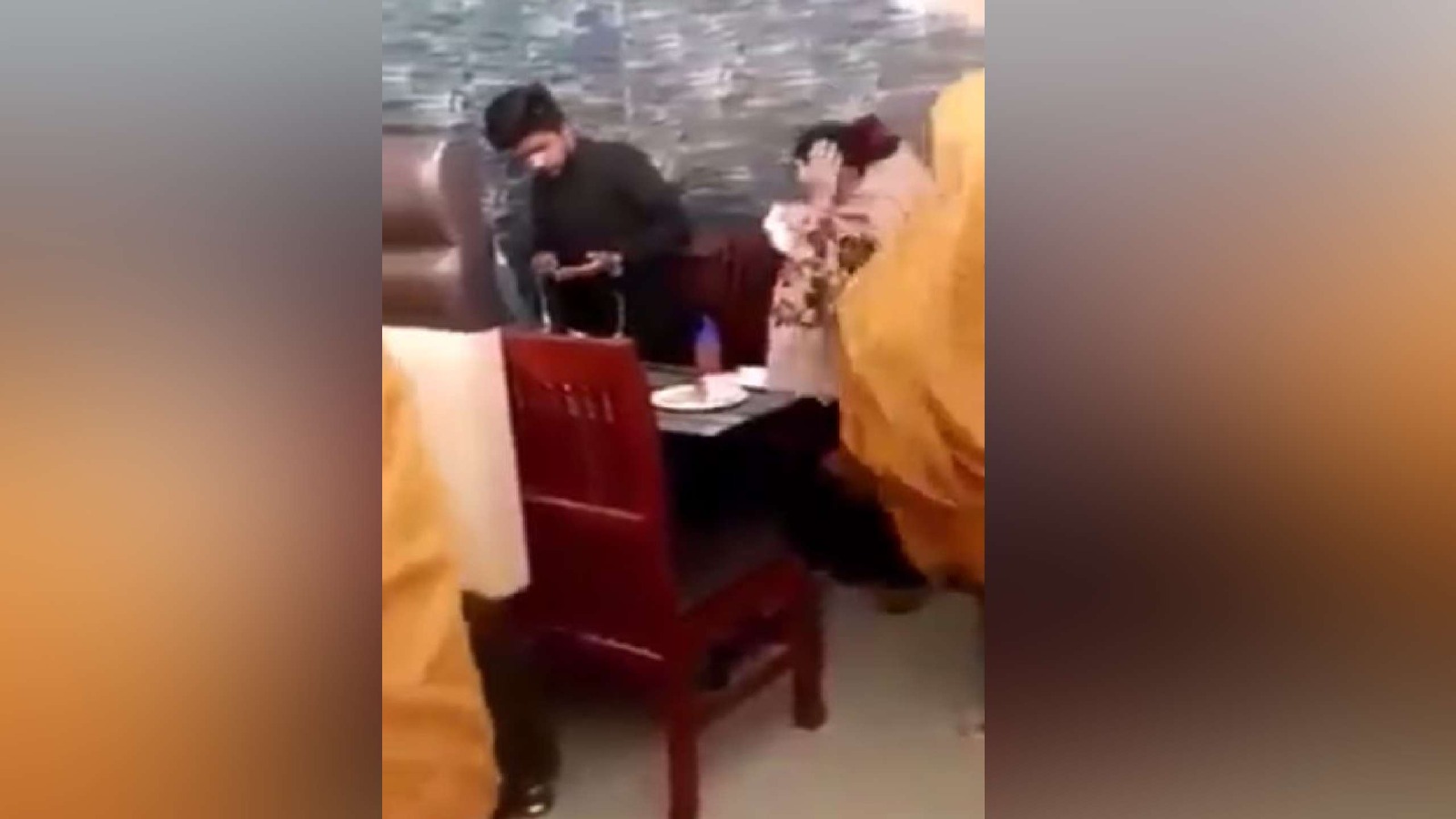 बेटी अपने बॉयफ्रेंड के साथ रेस्टोरेंट में मना रही थी वैलेंटाइन डे, मम्मी ने दिया दोनों को कूट,देखिए वीडियो