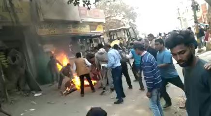 अवैध जमीन कब्जे को खाली कराने पहुंची पुलिस पर दुकानदारों ने किया पथराव, आवागमन बाधित