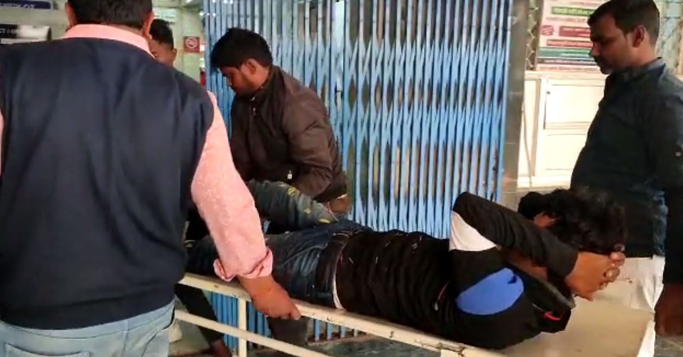 दुमका :अनियंत्रित कंटेनर ने बाइक और साइकिल को मारी जोरदार टक्कर, एक की मौत, एक घायल