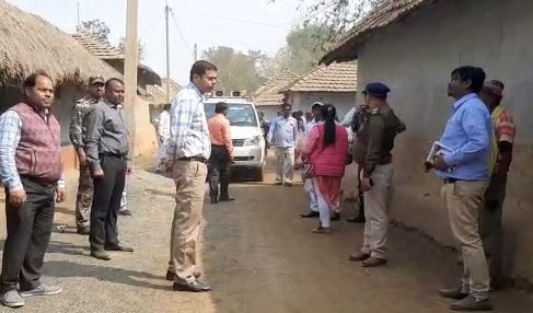 सरकारी योजनाओं की जानकारी लेने डीसी रविशंकर शुक्ला ने किया नक्सल ग्रस्त शिकारीपाड़ा का दौरा, सभी कंपनियों को दूर करने का ग्रामीणों को दिलाया भरोसा