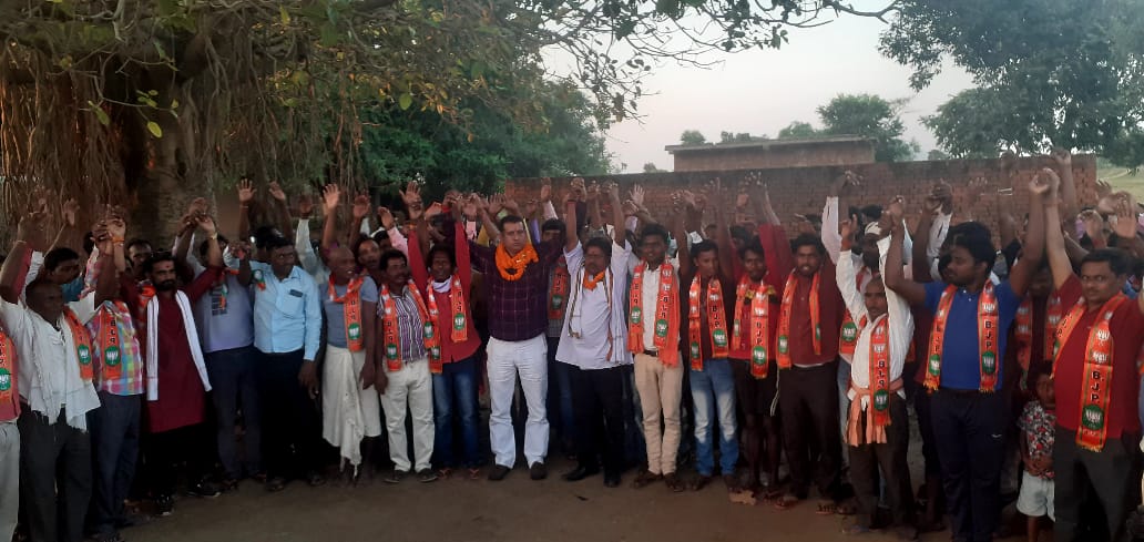 फूल माला से किया गया सैंकड़ो नौजवानों का स्वागत, बोले मंत्री, और मजबूत होगी भाजपा