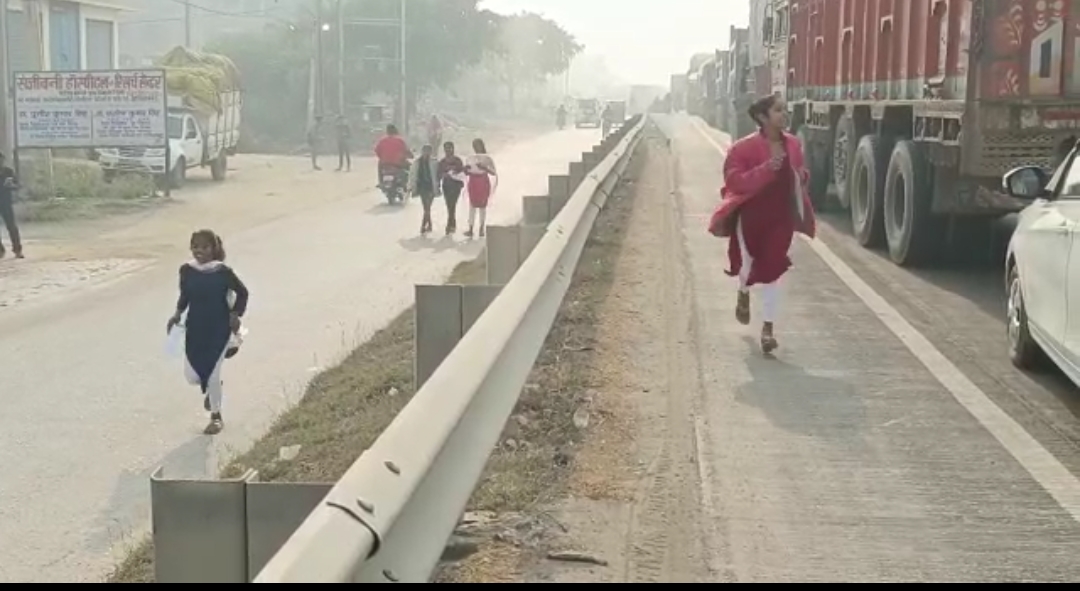 कैमूर में सड़क पर लगी भारी जाम,  2 किलोमीटर दौड़ते हुए सेंटर पहुंची मैट्रिक की छात्राएं