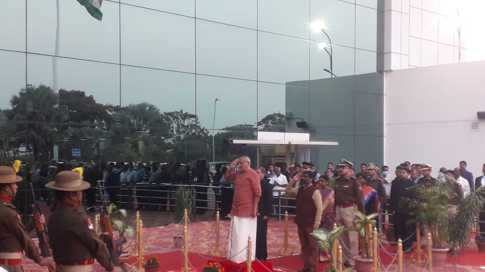 नव नियुक्त राज्यपाल सीपी राधाकृष्ण पहुंचे रांची, एयरपोर्ट पर दिया गया गार्ड ऑफ ऑनर