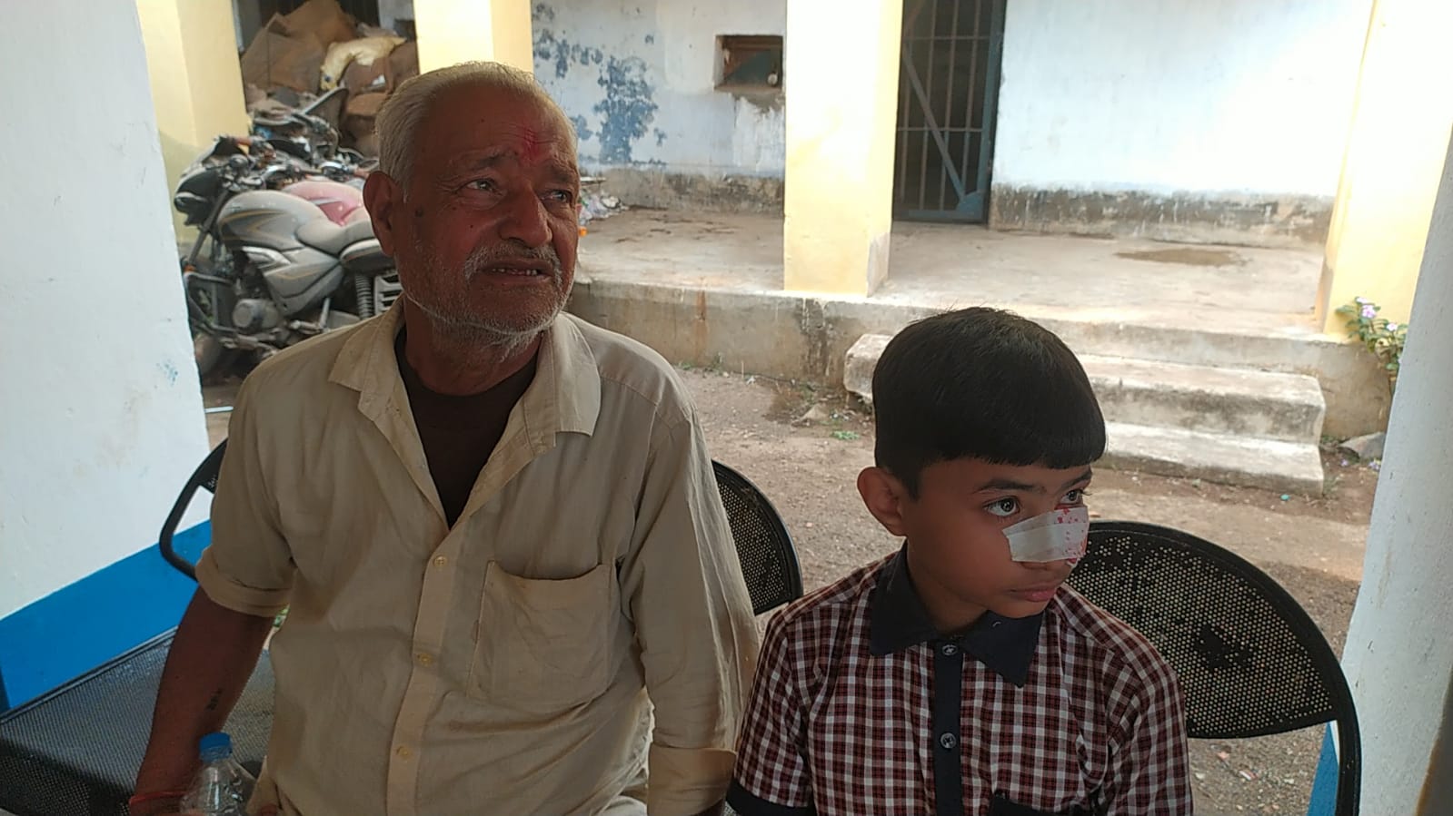 दुमका: शिक्षिका ने पांचवीं के छात्र को छड़ी से पीटा, बच्चे की आंख से निकला खून, मामला दर्ज  