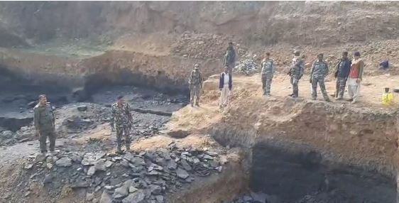 दुमका: अवैध कोयला खदानों का डोजरिंग करने पहुंची जिला खनन टास्क फोर्स की टीम पर पथराव, कई वाहन क्षतिग्रस्त