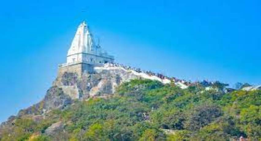 पारसनाथ की पहाड़ी को लेकर फिर आमने-सामने की तकरार, आदिवासी संगठन और जैन धर्मावलंबियों ने खोला एक दूसरे खिलाफ मोर्चा