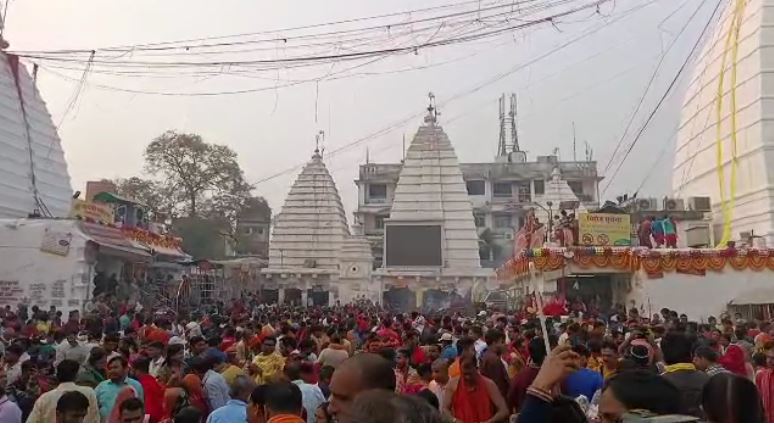 महाशिवरात्रि : देवघर के बाबा मंदिर में उमड़ी श्रद्धालुओं की भीड़, हर हर महादेव के नारे से गूंजा मंदिर परिसर 