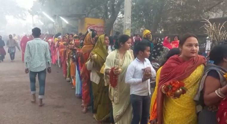 बाबा बिटेश्वरनाथ मंदिर में उमड़ी श्रद्धालुओं की भीड़, जलाभिषेक करने लंबी कतार में लगे श्रद्धालु