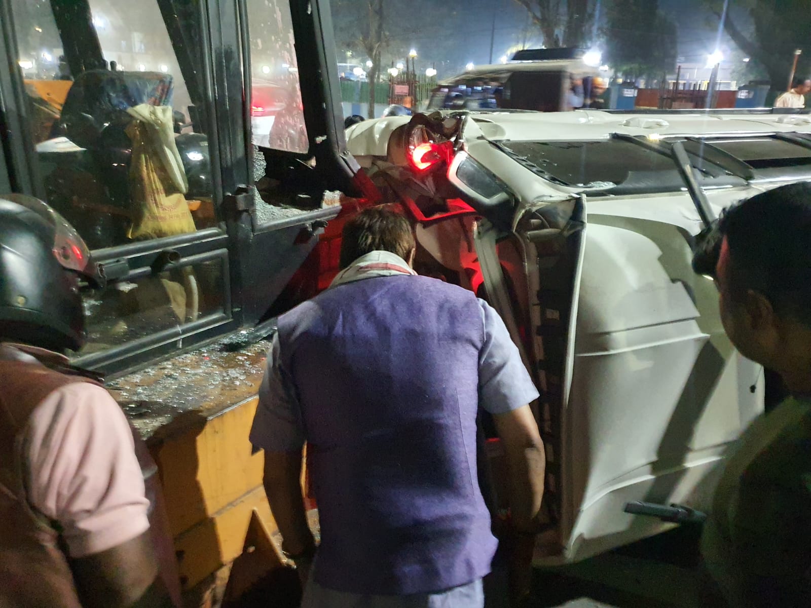 अनियंत्रित होकर पलटी कार, उलटाते-पुलटाते हुए काफी दूर तक गई, जानिए फिर हुआ क्या 