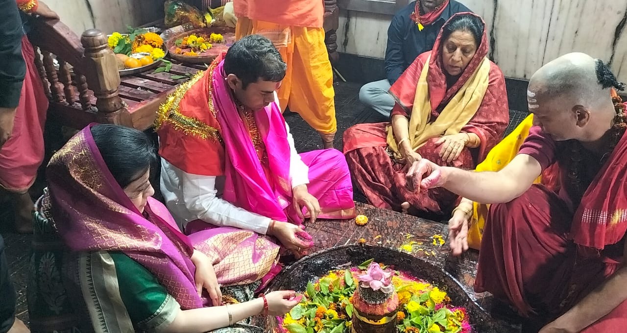 दुमका : महाशिवरात्रि पर एक लाख से ज्यादा भक्तों ने बाबा पर किया जलार्पण, आज होगी मर्जाद की रश्म