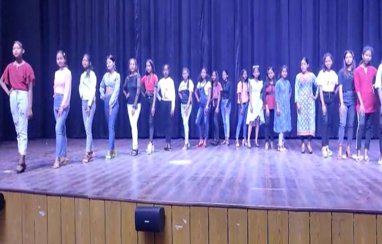 दुमका: ऐतिहासिक हिजला मेला को लेकर कन्वेंशन सेंटर में शुरू किया गया ग्रूमिंग क्लास, आदिवासी बालाओं ने की रैम्प वॉक की प्रैक्टिस