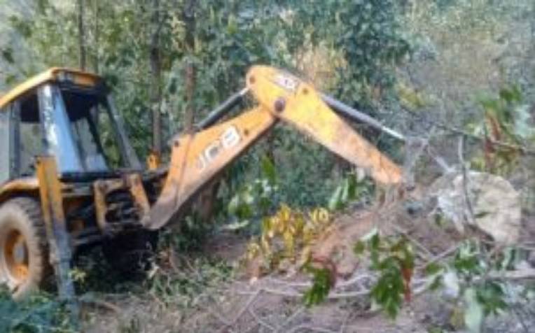 कोडरमा: प्रशासन की बड़ी कार्रवाई, तीन दशकों से चल रहे अवैध खनन के खदानों को किया ध्वस्त, बड़े पैमाने होती थी ब्लू स्टोन की तस्करी