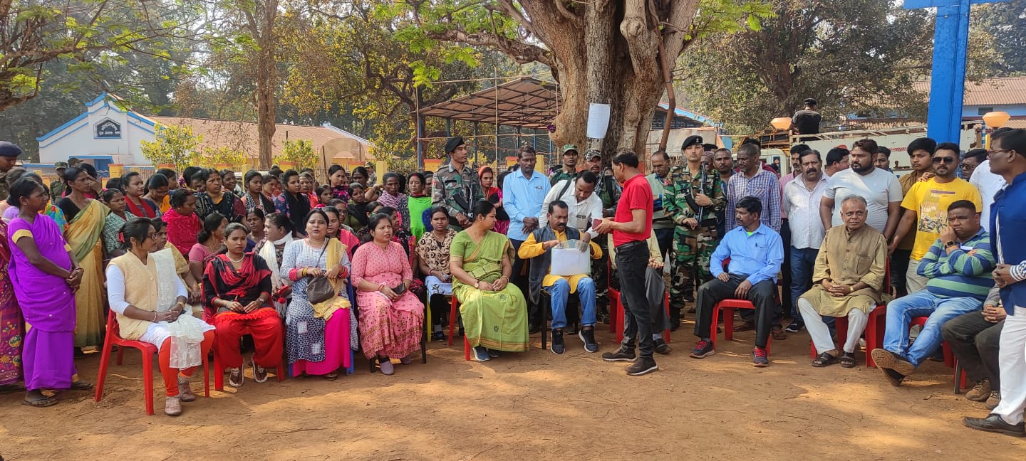 चाईबासा: मधु कोड़ा, सांसद गीता कोड़ा और संयुक्त यूनियनों ने एमडीओ के विरोध में किया विशाल प्रदर्शन, प्रबंधन को सौंपा मांग पत्र