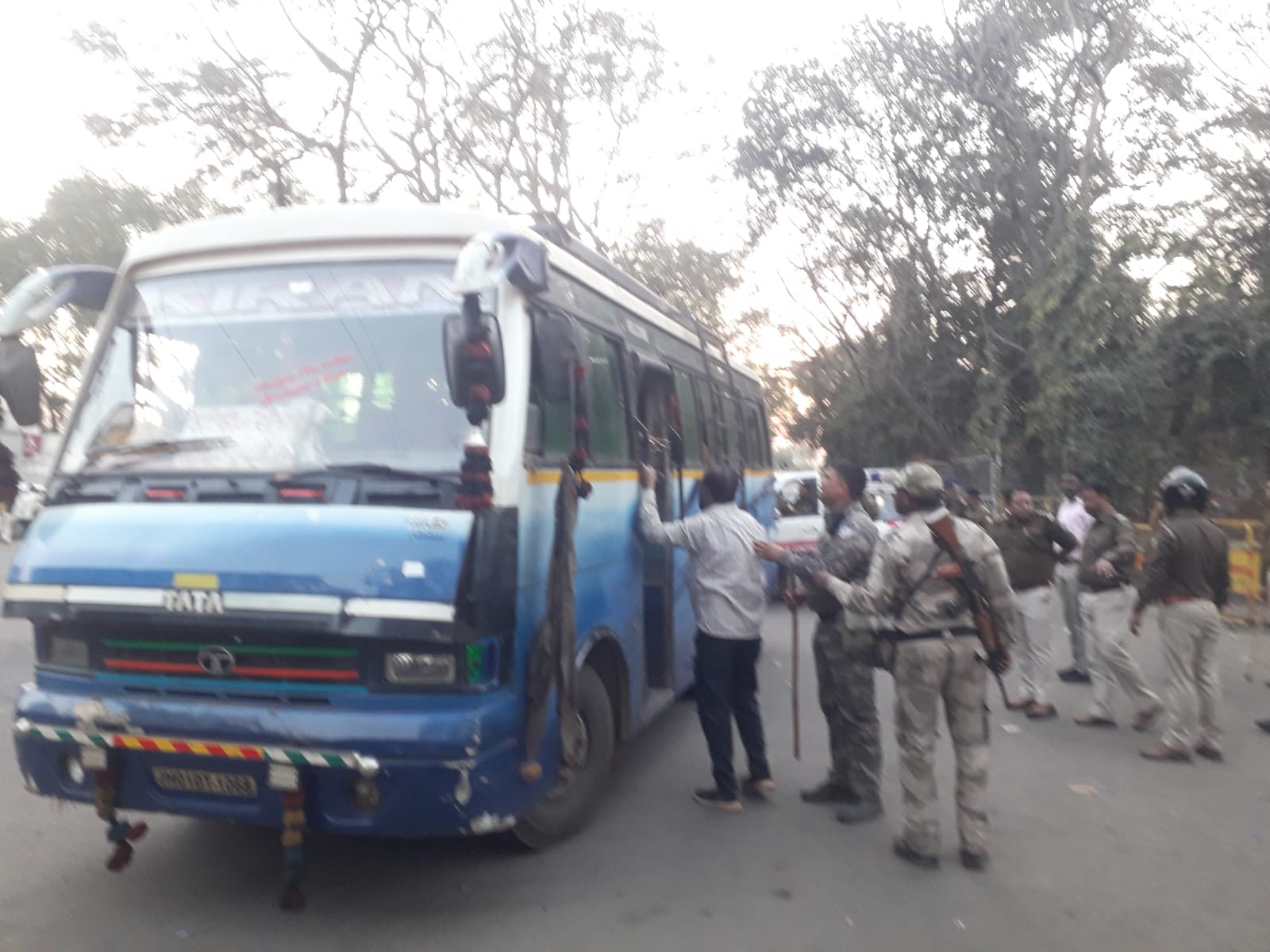 पंचायत सचिवालय स्वंय संघ और पुलिस कर्मियों के बीच झड़प, दर्जनों प्रदर्शनकारी हिरासत में