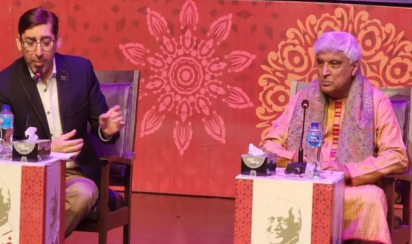 जावेद अख्तर ने पाकिस्तान की लगाई क्लास, कहा- 26/11 मुंबई आतंकी हमले के साजिशकर्ता अभी भी पाकिस्तान की सड़कों पर खुलेआम घूम रहे हैं