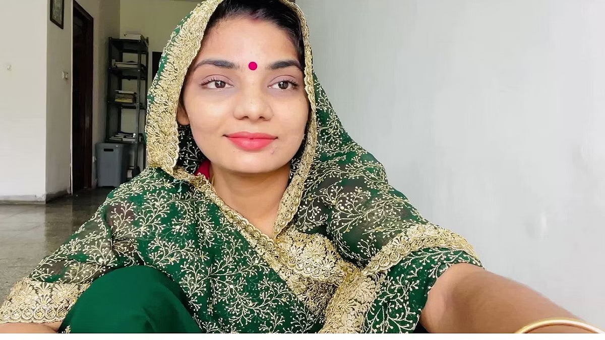 ‘यूपी में का बा’ फेम गायिका की बढ़ी मुश्किलें, पुलिस ने भेजा नोटिस, जवाब नहीं देने पर होगी कार्रवाई