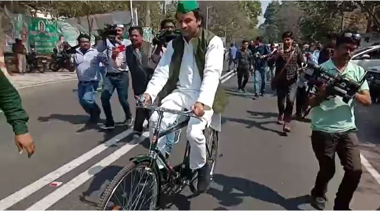 पर्यावरण को लेकर तेज प्रताप ने दिया संदेश, साइकिल चलाकर पहुंचे कार्यालय, बोले सपने में आए मुलायम सिंह यादव 