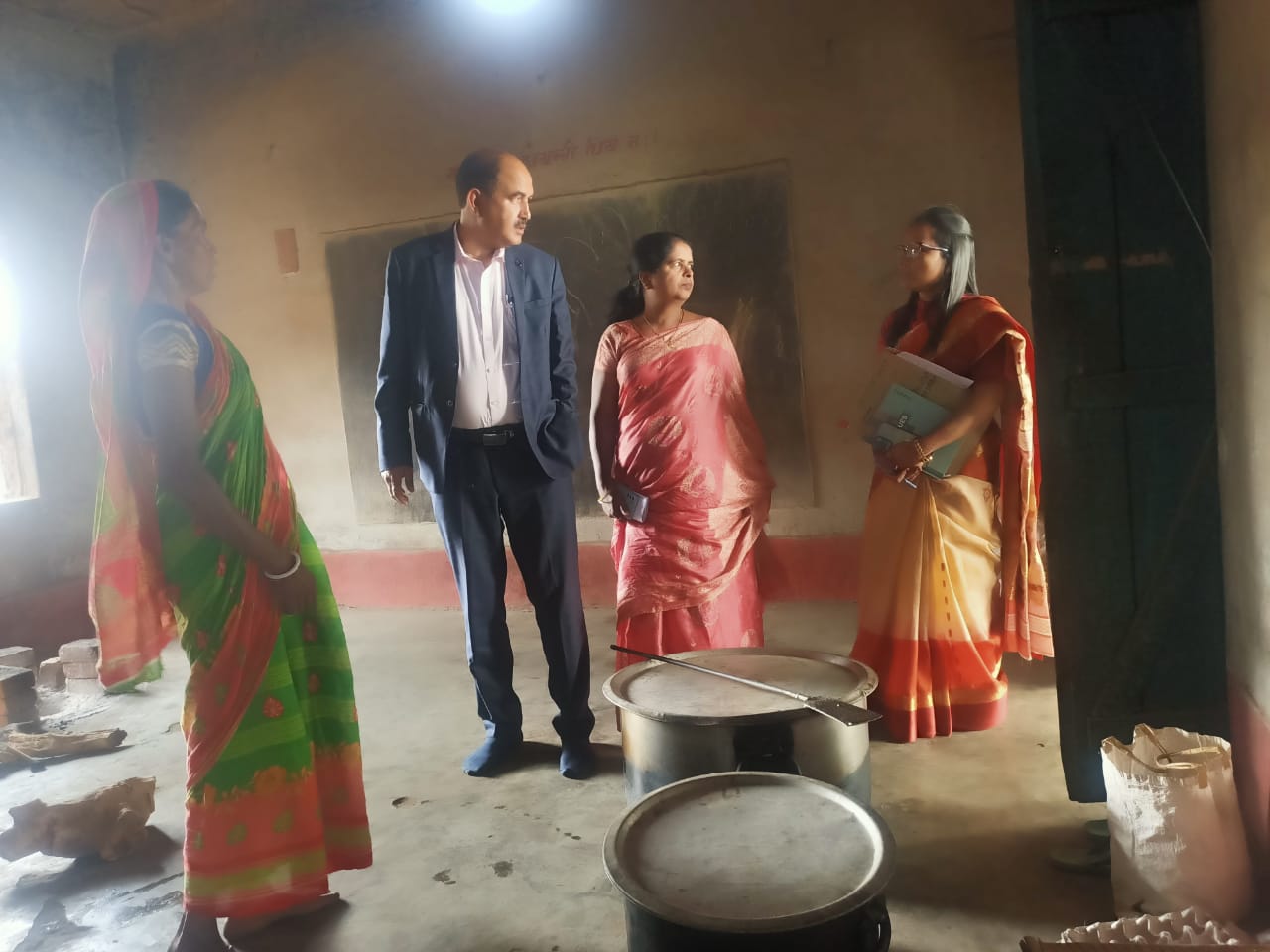 गोड्डा :खाद्य आयोग के अध्यक्ष हिमांशु शेखर चौधरी ने मध्य विद्यालय का किया औचक निरक्षण, बच्चों की शिकायत पर जल्द कार्रवाई करने का भी दिया निर्देश