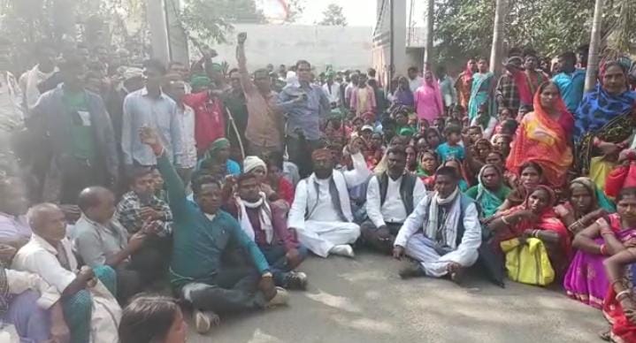 मनरेगा योजना में हो रहे लूट को लेकर देवघर में हंगामा, भ्रष्टाचार विरोधी मंच के लोगों ने समाहरणालय के बाहर किया विरोध प्रदर्शन