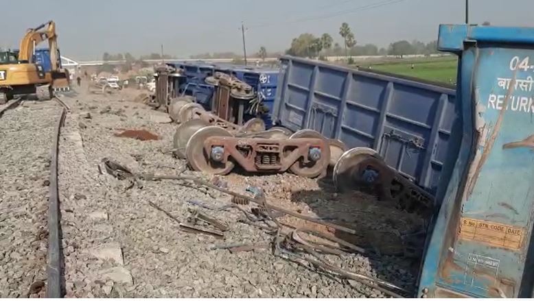 रोहतास: मालगाड़ी के 13 डब्बे हुए बेपटरी, रेलवे परिचालन बाधित  