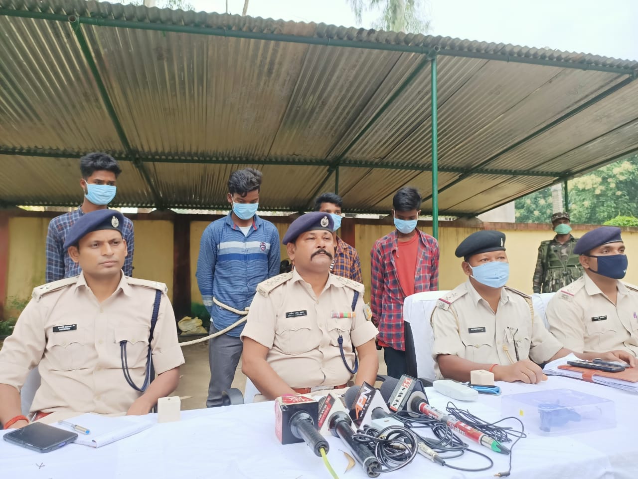 नाबालिग युवती के साथ दुष्कर्म के तीन आरोपी गिरफ्तार,एक फरार