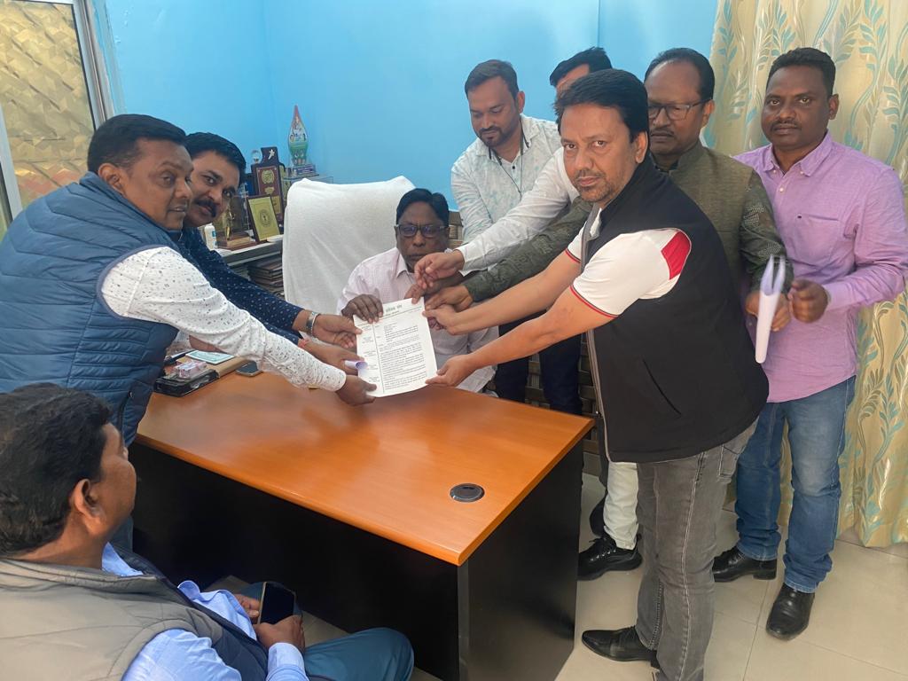 पश्चिमी सिंहभूम जिले के विकास से जुड़े कई मुद्दों को लेकर ग्रामीण विकास मंत्री आलमगीर आलम से मिला एक प्रतिनिधिमंडल, जानिए किन मुद्दों पर हुई चर्चा