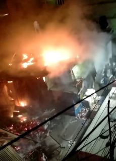 पटना में शॉटसर्किट से लगी भीषण आग, दर्जनों दुकान जलकर राख 