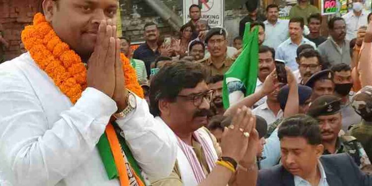 रामगढ़ उपचुनाव: कांग्रेस प्रत्याशी बजरंग महतो के समर्थन में सीएम हेमंत सोरेन ने किया रोड शो, भारी मतों से विजय बनाने की जनता से की अपील