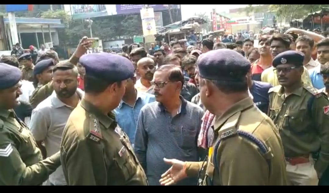 धनबाद स्टेशन रोड पर हुआ खूब हंगामा, जानिए क्या है इसकी वजह