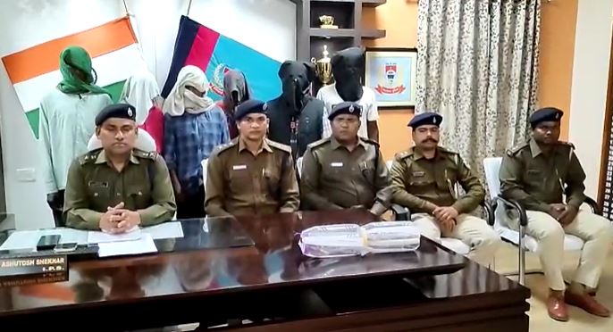 चाईबासा पुलिस को मिली बड़ी सफलता, भाकपा माओवादी नक्सली संगठन के आधा दर्जन नक्सली विस्फोटक सामग्री के साथ गिरफ्तार