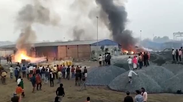 हाजीपुर: एसपी सिंगला कंपनी के बेस कैम्प में लगी भीषण आग, फायर ब्रिगेड की दर्जनों गाड़ियां आग बुझाने में जुटी