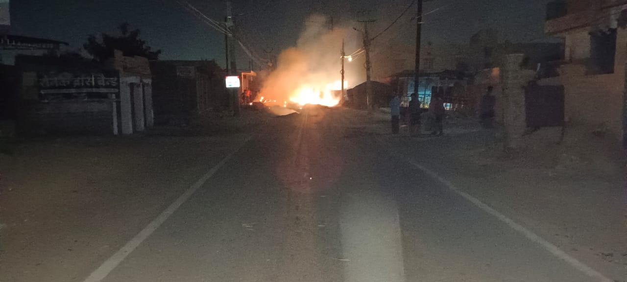 धनबाद: शनिवार की देर रात फिर मड़राया शहर पर आग का खतरा, जानिए लोगो की दिलेरी से कैसे टला बड़ा हादसा