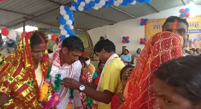 गुमला में हुआ सामूहिक शादी का आयोजन, 121 जोड़ों की कराई गई शादी