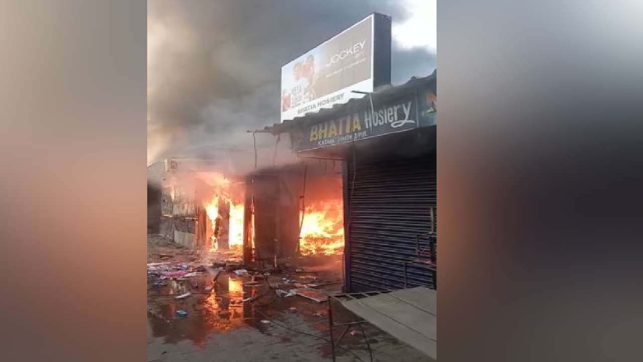 जमशेदपुर : कदमा बाजार के दर्जन भर दुकानों में लगी भीषण लाग, लाखों का नुकसान