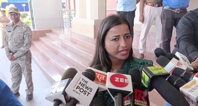 रामगढ : सिफारिश और पैसों के बल पर पोस्टिंग पाने वाले DSP की सरेआम बेज्जती ! विधायक अम्बा प्रसाद के सामने घिघियाते  रहे डीएसपी वीरेंद्रचौधरी