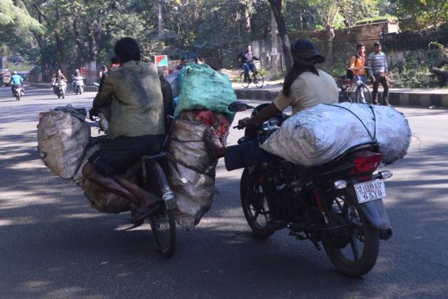 समझिये कोयला चोरी के इस गणित को, कोयला काट कर ढोने वाले को एक टन का मिलता है 3500 रुपये और बिकता है 15000 में  