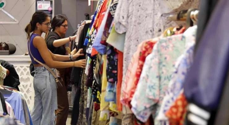 जानिए फिल्मों में सेलेब्स के कपड़ों का शूटिंग के बाद क्या होता है, एक फिल्म में 100 से भी ज्यादा कपड़े पहनते हैं स्टार्स