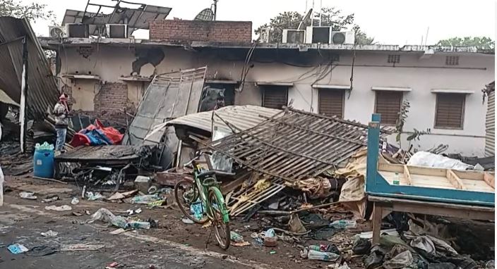 दुमका : बासुकीनाथ धाम स्थित दुकानों में देर रात लगी आग, 6 दुकानें जलकर हुई राख 