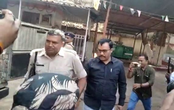 BREAKING : जमशेदपुर एसीबी ने सेल्स टैक्स ऑफिस के क्लर्क को घूस लेते रंगे हाथ किया गिरफ्तार
