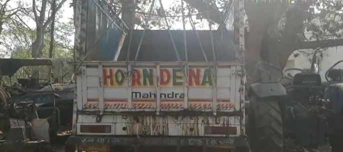 पशु तस्करी के खिलाफ दुमका पुलिस की बड़ी कार्रवाई, आधा दर्जन गोबंशीय पशुओं से लदा मिनी ट्रक जब्त