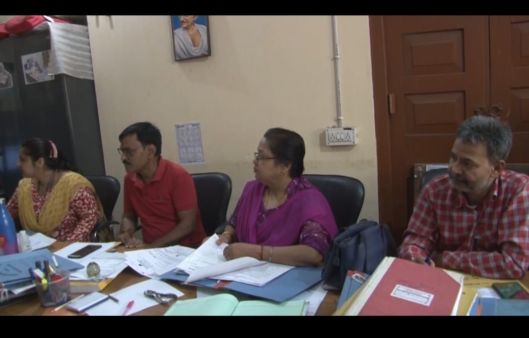 इस मां को आप क्या कहेंगे, खुद के पांच और सात साल के बच्चों के हाथ में 60 रुपए देकर भाग गई, जाने क्यों बच्चों को  छोड़ कर भाग गई मां