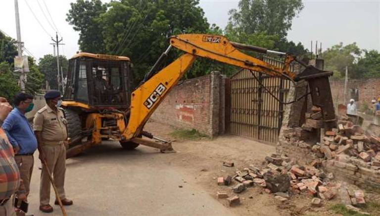 प्रयागराज गोलीकांड: माफिया से नेता बने अतीक अहमद के करीबी के घर पर चला बुलडोजर, गिराया गया 2.5 करोड़ रुपए का मकान