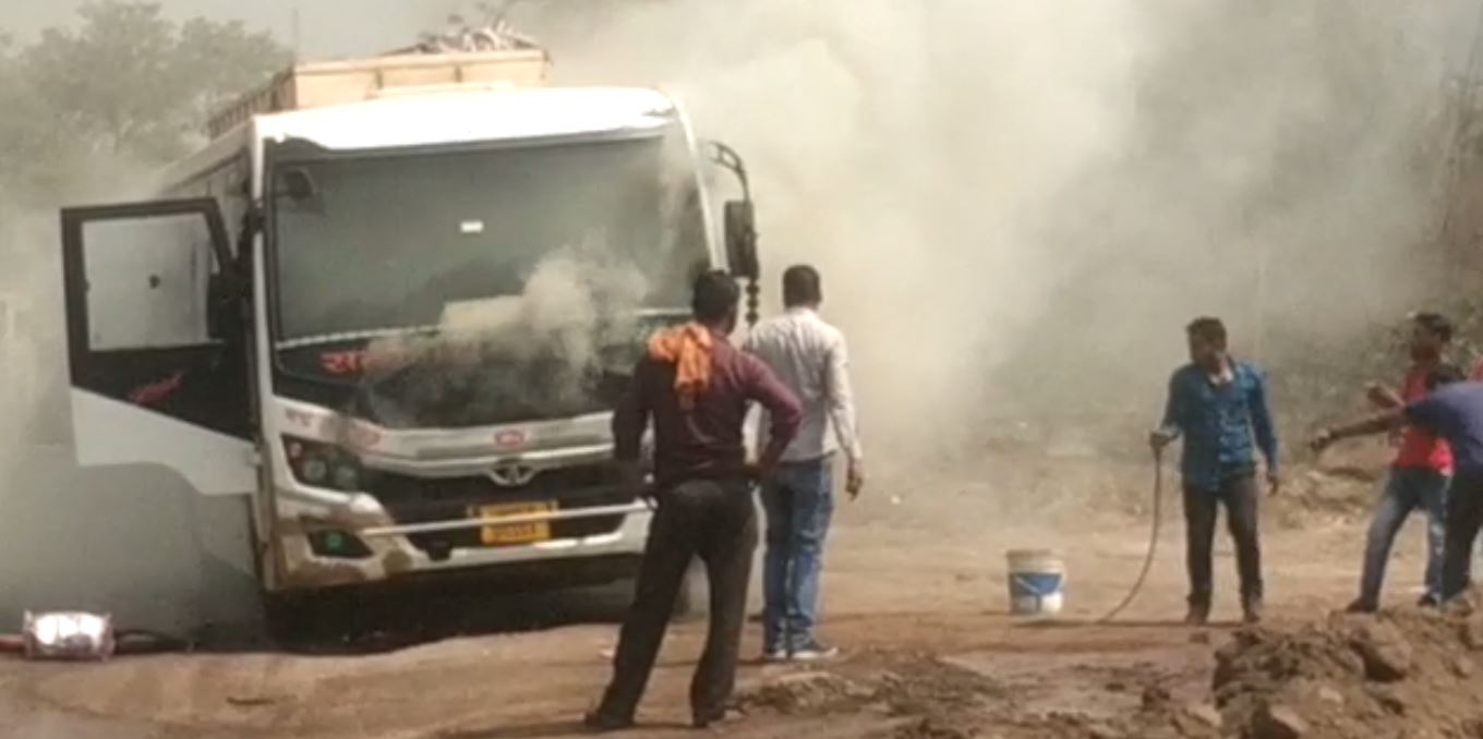 चाईबासा : धू-धू कर जलने लगी यात्री बस, ड्राइवर की सूझबूझ समय पर आई काम