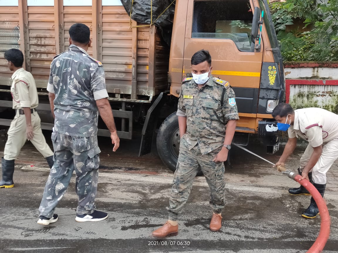 ट्रक पर गिरा बिजली का तार,टला बड़ा हादसा