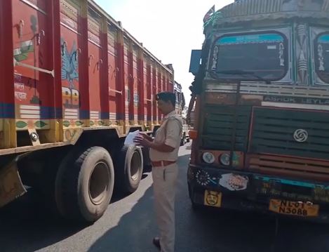 चेक नाका पर जांच के दौरान बिना चालान गिट्टी  व मोरम ग्रेवुल लदे दो ट्रक जब्त