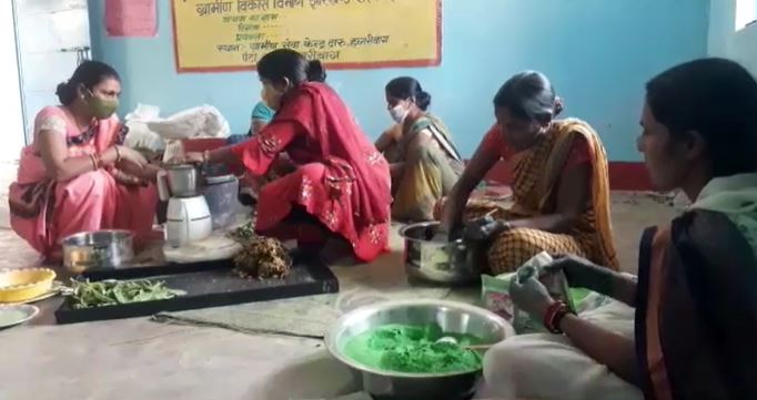 हजारीबाग की महिलाएं बना रही हैं हर्बल गुलाल, राज्यभर में होती है आपूर्ति